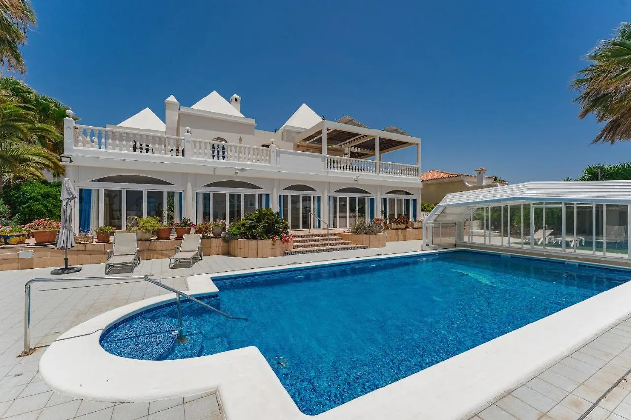 הקונטקטים של Gorgeous Golf Villa