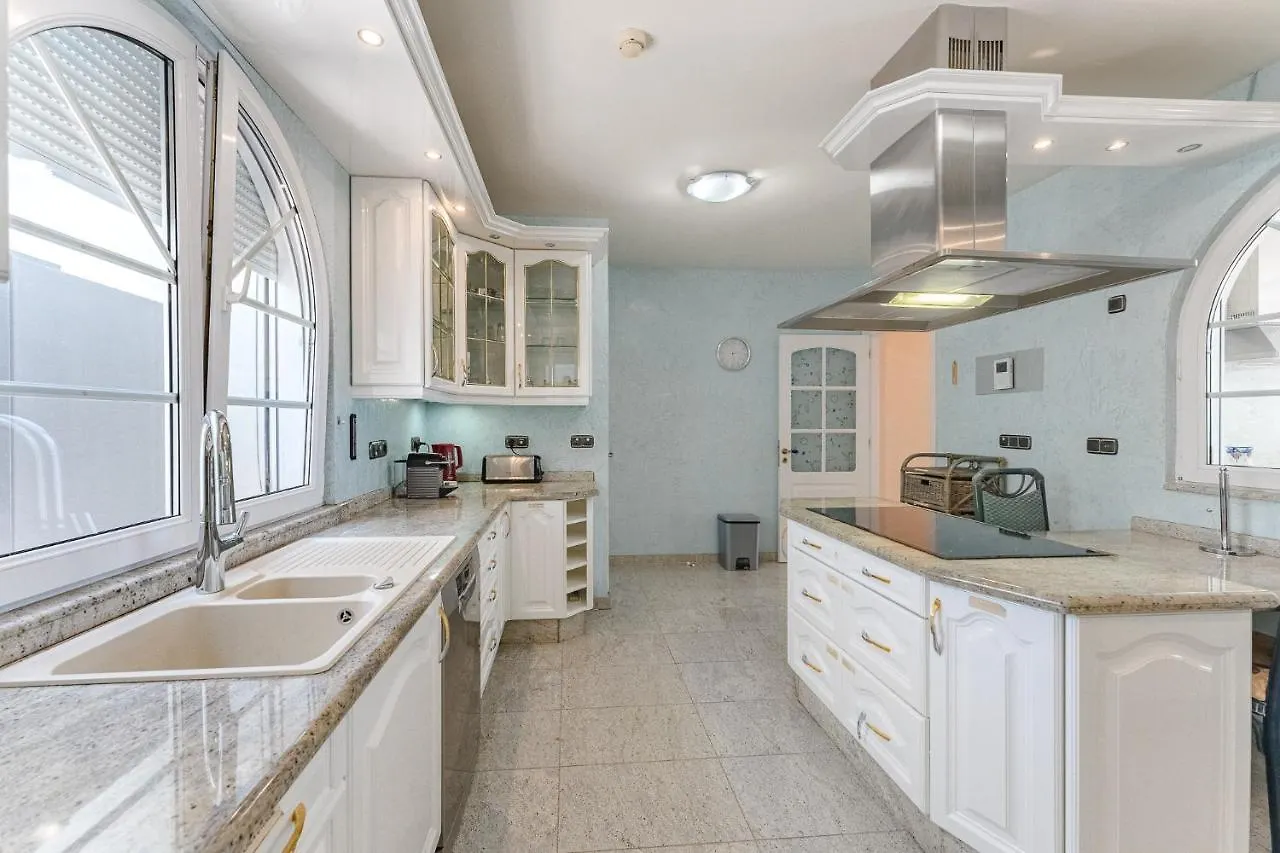 בית נופש אדחה Gorgeous Golf Villa